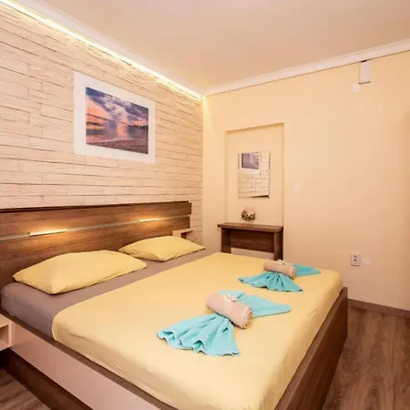 Goldfield Апартаменти *